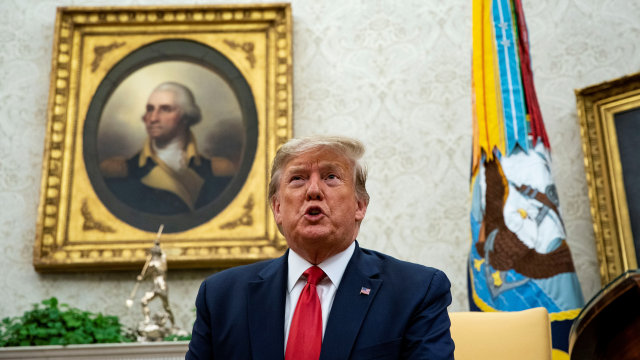 Presiden Donald Trump di Oval Office. Foto: Reuters