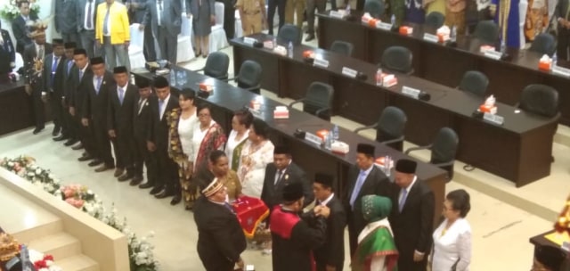 Pemasangan pin kepada anggota DPRD Kota Sorong periode 2019-2024. Foto: Balleo News