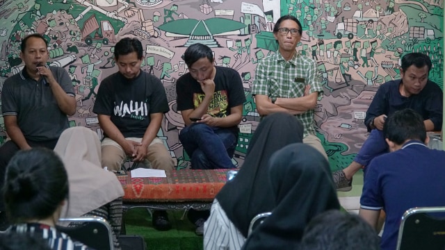 Perwakilan Walhi Pulau Jawa konpers terkait risiko bencana pulau Jawa di Kantor Walhi Nasional, Jakarta. Foto: Jamal Ramadhan/kumparan
