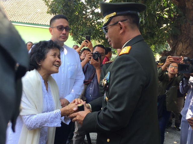 Penyerahan jenazah HS Dillon di Rumah Duka RSAD Udayana, Denpasar. Foto: Denita br Matondang/kumparan