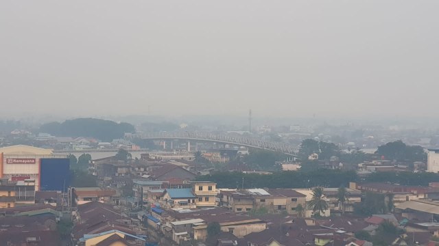 Jembatan Kapuas di Kota Pontianak diselimuti kabut asap. Foto: Daddy Cavalero