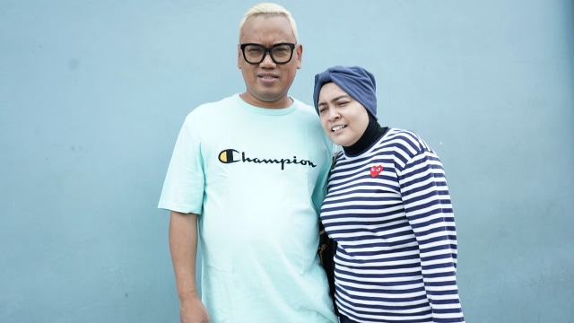 Presenter Uya Kuya bersama istti Astrid saat ditemui dikawasan Tendean, Jakarta, Selasa, (17/9). Foto: Dok. Ronny
