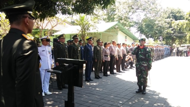 Upacara Militer Awali Prosesi Kremasi HS Dillon