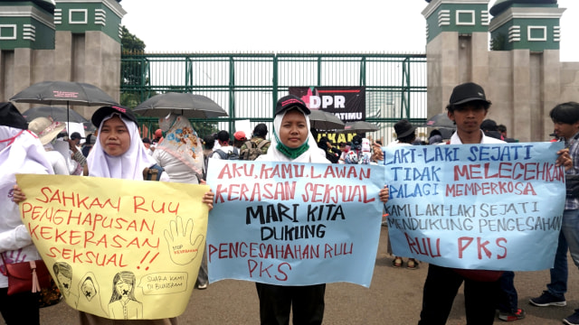 Massa aksi membawa poster dengan berbagai tuntutan saat aksi unjuk rasa di depan Gedung DPR RI, Jakarta, Selasa (17/9/2019). Foto: Iqbal Firdaus/kumparan