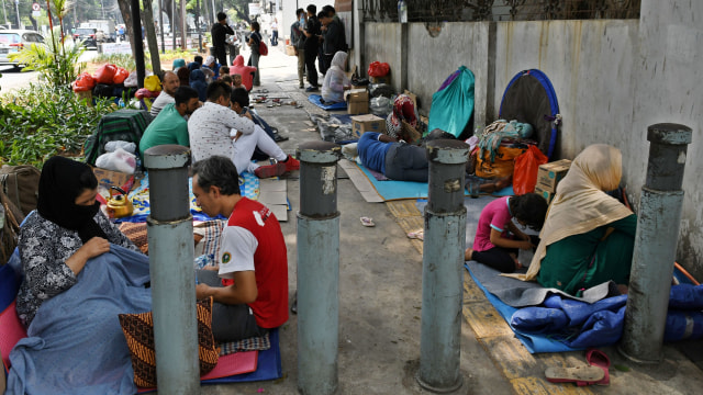 Sejumlah pencari suaka menempati trotoar di dekat kantor Komisioner Tinggi PBB untuk Pengungsi (UNHCR), Jalan Kebon Sirih, Jakarta Pusat, Selasa (17/9/2019). Foto: ANTARA FOTO/Aditya Pradana Putra