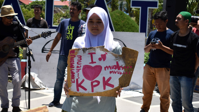 Seorang siswa dalam aksi bela KPK. Foto: Adi Warsidi/acehkini