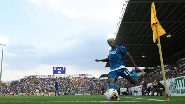 Douglas Costa dalam pertandingan melawan Parma. Foto: Reuters/Alberto Lingria