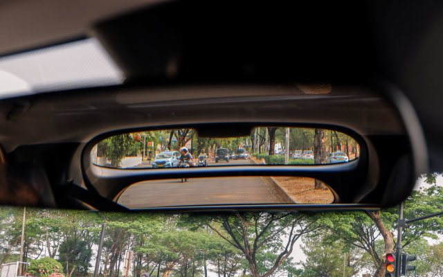 Visibilitas spion tengah pada Mitsubishi Eclipse Cross Foto: Bangkit Jaya Putra/kumparan