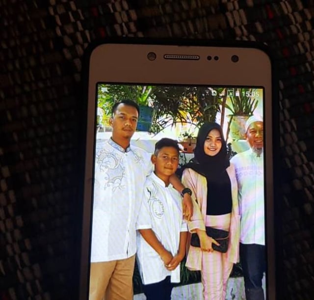 Afrizal Fahdani Hidayatullah (kiri) korban minuman keras oplosan saat masih hidup, foto bersama keluarga. foto: irham thoriq/tugumalangid 