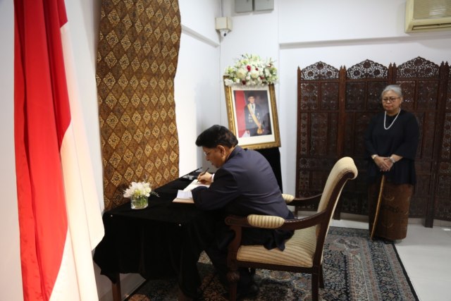 Menlu Bangladesh, HE Dr AK Abdul Momen, MP, didampingi Dubes RI untuk Bangladesh, HE Rina P Soemarno, mengisi buku duka cita di KBRI Dhaka.