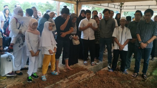 Suasana pemakaman ayah Donny Alamsyah di TPU Jeruk Purut Foto: Alexander Vito Edward Kukuh/kumparan