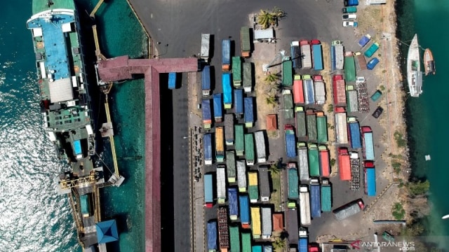 Sejumlah truk mengantre saat akan menyeberang menggunakan kapal feri di Pelabuhan Padangbai, Karangasem, Bali, Kamis (1/8/2019). Foto: ANTARA FOTO/Fikri Yusuf