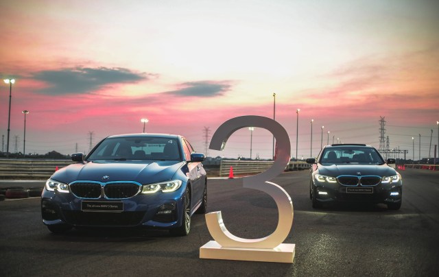 BMW 330i M Sport di Sirkuit Gelora Bung Tomo, Surabaya menjelang malam hari. Foto: Bangkit Jaya Putra/kumparan