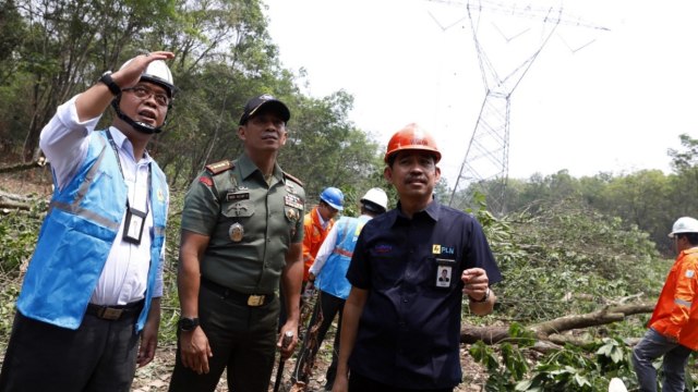 TNI ikut menjaga jaringan transmisi PLN. Foto: Dok. PLN
