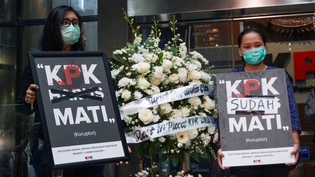 Pegawai KPK bersama Masyarakat Koalisi Anti Korupsi Membawa poster slogan KPK yang diubah. Foto: Fanny Kusumawardhani/kumparan