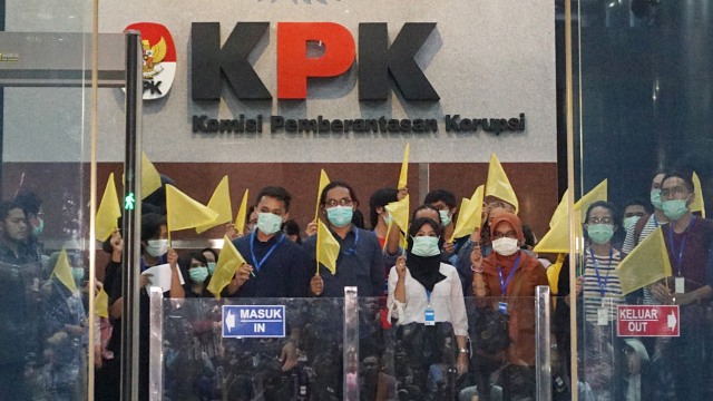 Pegawai KPK bersama Masyarakat Koalisi Anti Korupsi membawa bendera kuning d depan gedung KPK. Foto: Fanny Kusumawardhani/kumparan