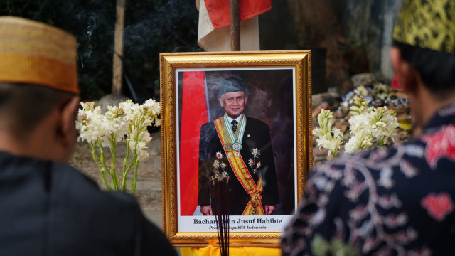 Video: Aksi Seniman Bandung pada Hari Ke-7 Kepergian BJ Habibie (1)