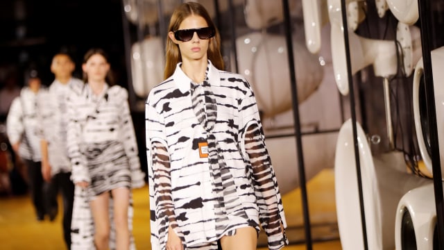 Model menampilkan koleksi Burberry di London Fashion Week spring/summer 2020. Foto: AFP/TOLGA AKMEN