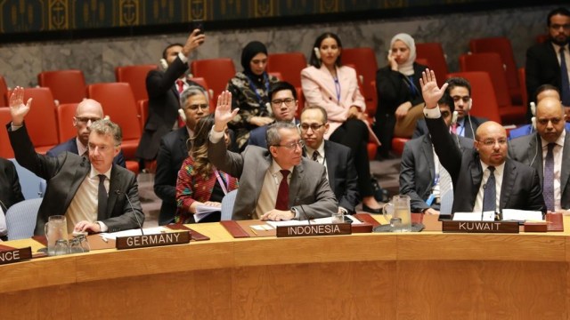 Wakil Tetap RI untuk PBB, Duta Besar Dian Triansyah Djani (tengah), usai pemungutan suara di New York, (17/9/2019). Foto: Dok. PTRI New York