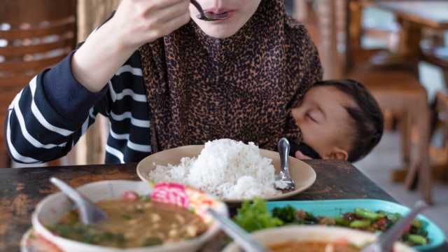 Ibu menyusui makan. Foto: Shutterstock