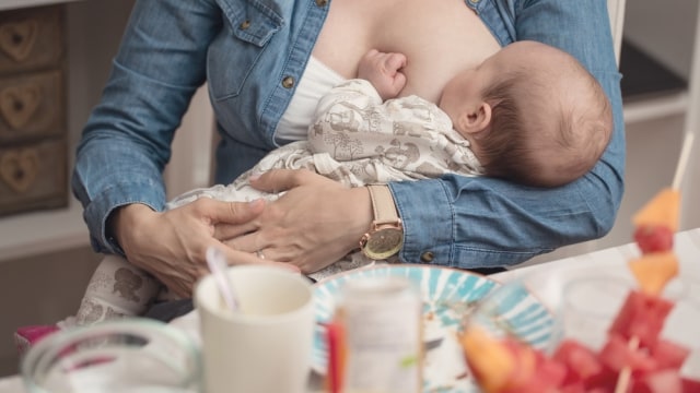 Ibu menyusui makan. Foto: Shutterstock