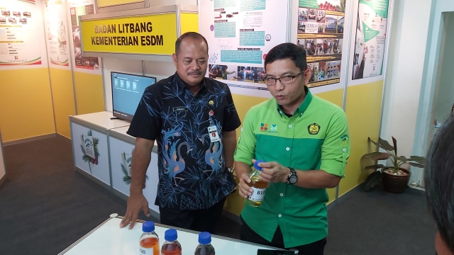 Kepala Balitbang Kementerian ESDM, Dadan Kusdiana (kanan), didampingi Kepala Dinas ESDM Provinsi Jateng, Sujarwanto Dwiatmoko, saat menyosialisasikan penerapan B30. Foto: Afiati Tsalitsati/kumparan