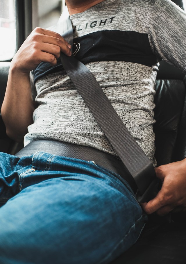 Pentingnya menggunakan sabuk keselamatan di baris kedua Foto: Bangkit Jaya Putra/kumparan