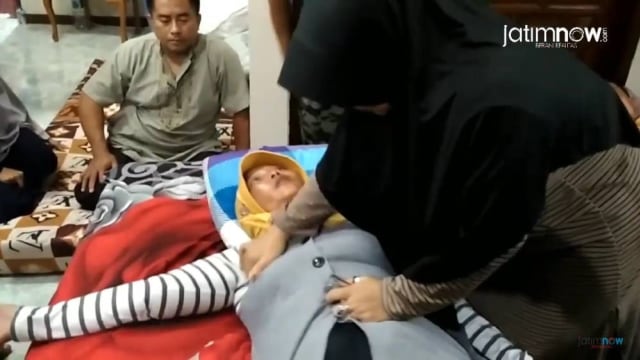 Ningsih Tinampi saat mengobati pasien