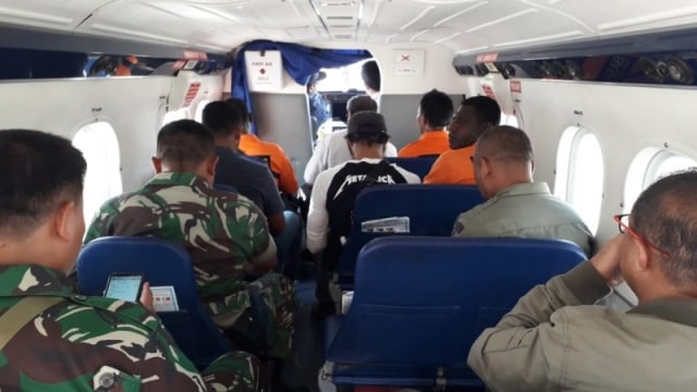 Tim SAR gabungan dari Basarnas, Brimob dan TNI AU Timika menggunakan pesawat Twin Otter PK CDJ milik PT Carpendiem mencari pesawat PK CDC yang hilang kontak dalam penerbangan Timika-Ilaga, Rabu (18/9/2019). Foto: ANTARA/HO/SAR Timika