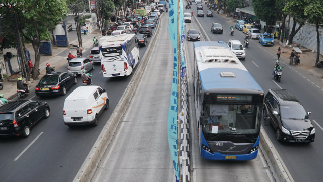 Kendaraan melintas di jalur bus transjakarta, kawasan Mampang, Jakarta Selatan, Rabu (18/9/3/2019). Foto: Jamal Ramadhan/kumparan 