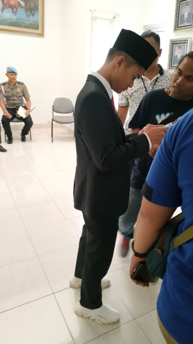Sepatu yang digunakan Anggota DPRD Basel Yogi di Nilai berlebihan. (MD4/Babelhits)