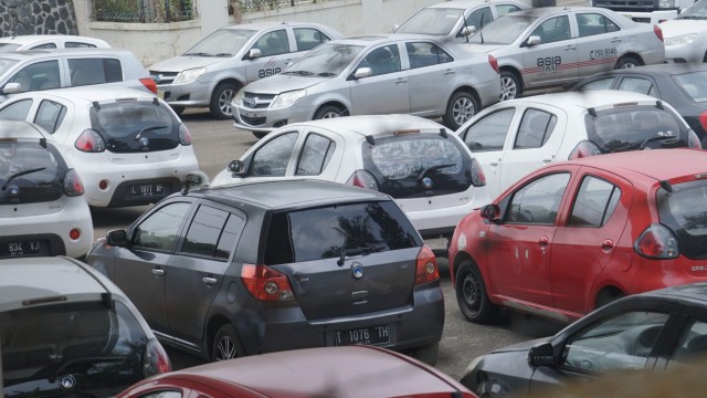 Sejumlah kendaraan terparkir di Pabrik GMI di Jonggol. Foto: Helmi Afandi Abdullah/kumparan 
