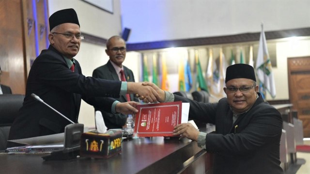 Sekda Aceh, Taqwallah (kanan) dalam rapat paripurna pengesahan APBA Perubahan. Foto: Humas Aceh