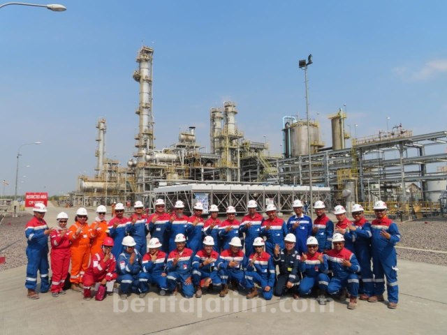 Direktur Operasi dan Produksi Pertamina EP Chalid Said Salim bersama GM Pertamina EP Asset 4 Agus Amperianto dan karyawan Pertamina EP Asset 4 Cepu Field di CPP Gundih, Blora. [dok]