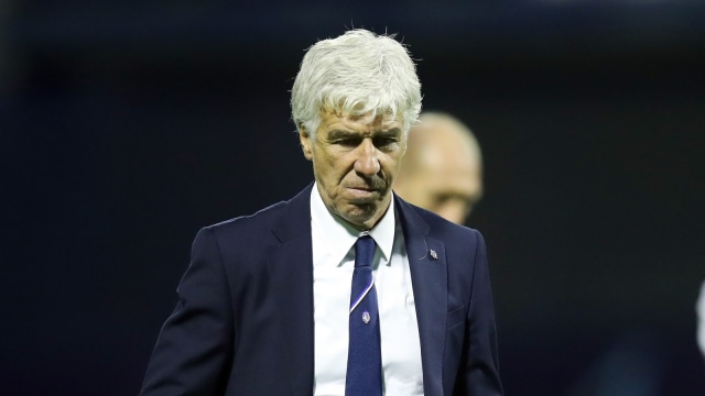 Pelatih Atalanta, Gian Piero Gasperini, tertunduk usai anak-anak asuhnya dihantam Dinamo Zagreb. Foto: AFP/Damir Sencar