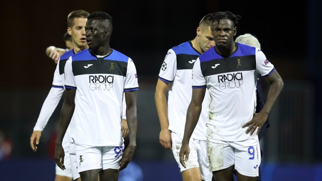 Ekspresi pemain-pemain Atalanta saat kalah telak di markas Dinamo Zagreb. Foto: AFP/Damir Sencar