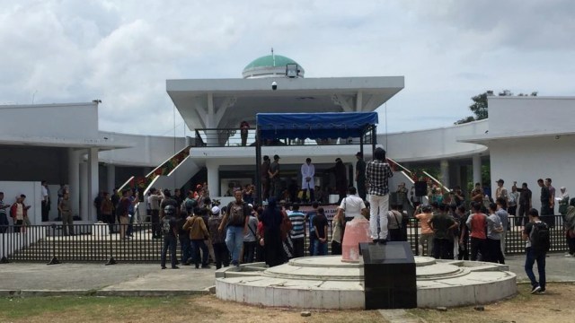 Hukuman cambuk di depan kantor Wali Kota Banda Aceh, sepi penonton. Foto: Zuhri Noviandi/kumparan
