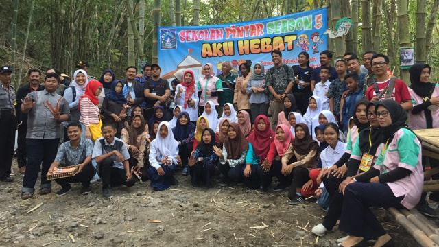 Siswa Sekolah Pintar beraktivitas di tengah hutan bambu di Desa Bulak Salak, Sleman, Yogyakarta. Foto: Muhammad Darisman/kumparan