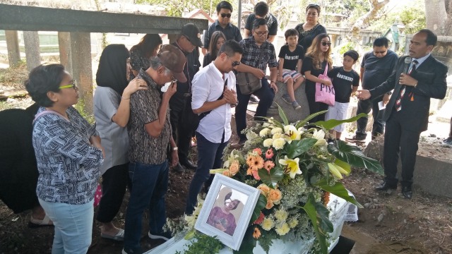 Rio Febrian (kemeja putih) saat pemakaman ibunda di TPU Sukun, Kota Malang, Kamis (19/9). Foto: Rezza do'a lathanza/tugumalangid