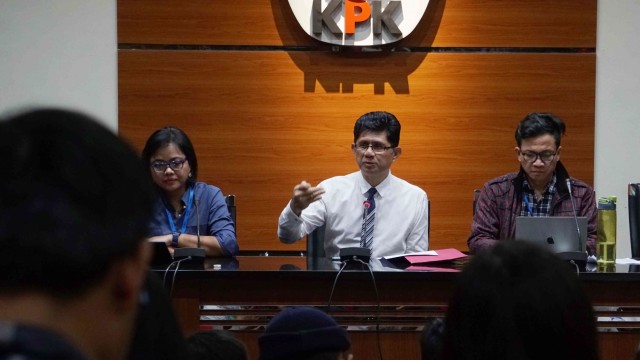 Wakil Ketua KPK, Laode M Syarif (tengah) menyampaikan pendapatnya dalam Diskusi Foreign journalist briefing di Gedung KPK, Jakarta, Kamis (19/9/2019). Foto: Irfan Adi Saputra/kumparan