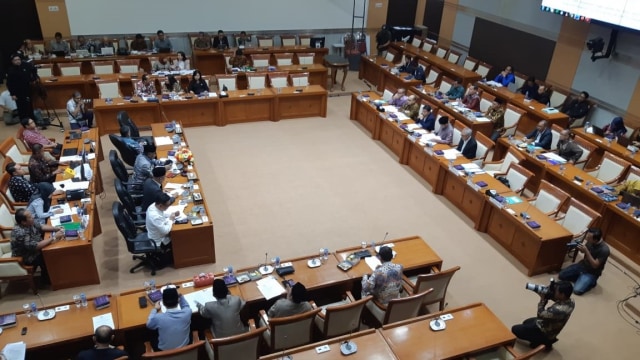 Rapat kerja Komisi VIII DPR dengan Menteri Agama dalam rangka pengambilan keputusan tingkat 1 RUU Pesantren. Foto: Ricad Saka/kumparan