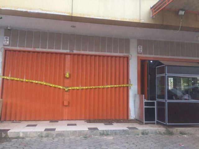 Sebuah Ruko di Perumahan Grand Orchid, Batam Centre yang disegel polisi. (Foto: Margaretha/Batamnews)