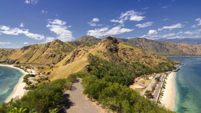 Lanskap Timor Leste yang eksotis dilihat dari Patung Cristo Rei di Dili Foto: Shutter Stock