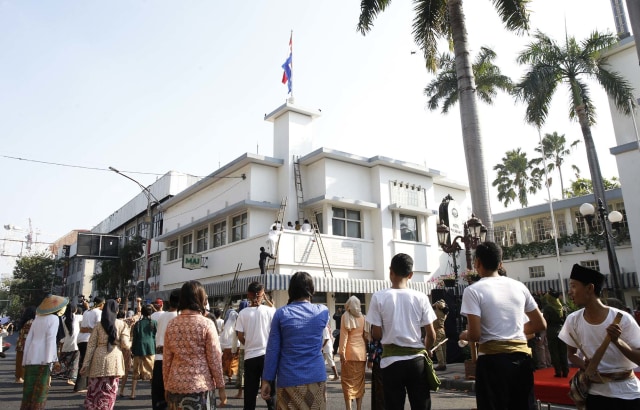 Suasana reka adegan perobekan bendera Belanda di Hotel Yamato (kini bernama Hotel Majapahit) Surabaya. Foto-foto: Djayadi Angkasa for Basra