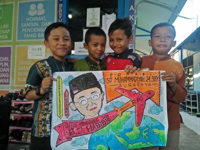 Siswa-siswi SD Muhammadiyah 24 Surabaya melakukan donasi untuk mendukung Pesawat R80 karya BJ Habibie mengudara. Foto-foto : Amanah Nur Asiah/Basra