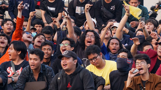 Ratusan mahasiswa menyampaikan orasi di depan Gedung DPR, Kamis (19/9/2019). Foto: Fanny Kusumawardhani/kumparan