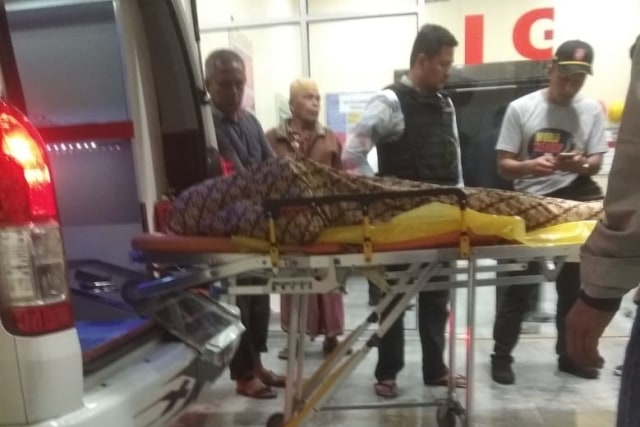 Anggota Kelompok Kriminal Bersenjata (KKB) yang terlibat kontak senjata dengan polisi di Pidie Jaya, Aceh, saat dibawa ke rumah sakit. Foto: Kiriman Warga