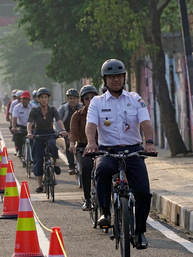 Gubernur DKI Jakarta, Anies Baswedan bersepeda melintasi jalur sepeda di kawasan Rawamangun, Jakarta Timur, Jumat (20/9/2019). Foto: Jamal Ramadhan/kumparan