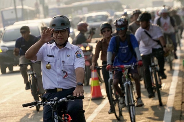 Gubernur DKI Jakarta, Anies Baswedan bersepeda melintasi jalur sepeda di kawasan Rawamangun, Jakarta Timur, Jumat (20/9/2019). Foto: Jamal Ramadhan/kumparan