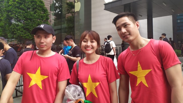 Steven, Lili Zhao, dan Brian, tiga remaja dari Ho Chi Minh, Vietnam, menjadi pembeli pertama iPhone 11 di Singapura. Foto: Deshana Prasastya/kumparan